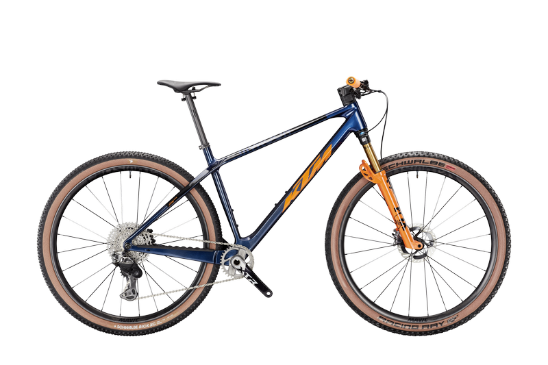 Bicicletta Monster Cross KTM X-Myroon Master in carbonio color arancione e nero, con manubrio drop bar da gravel e forcella ammortizzata Fox